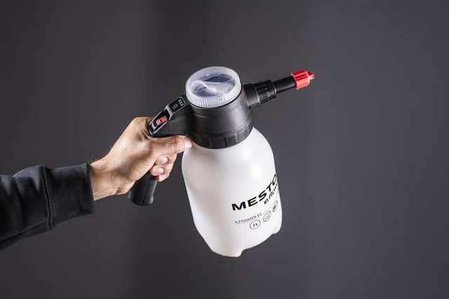 Pump sprayer for pest-control treatment